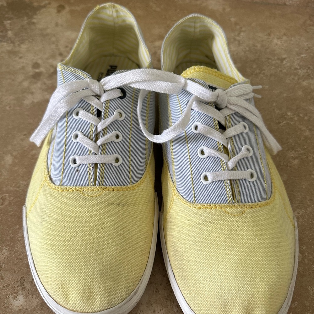 PUNA SportsLifestyle. Light yellow/ stripe white blue.